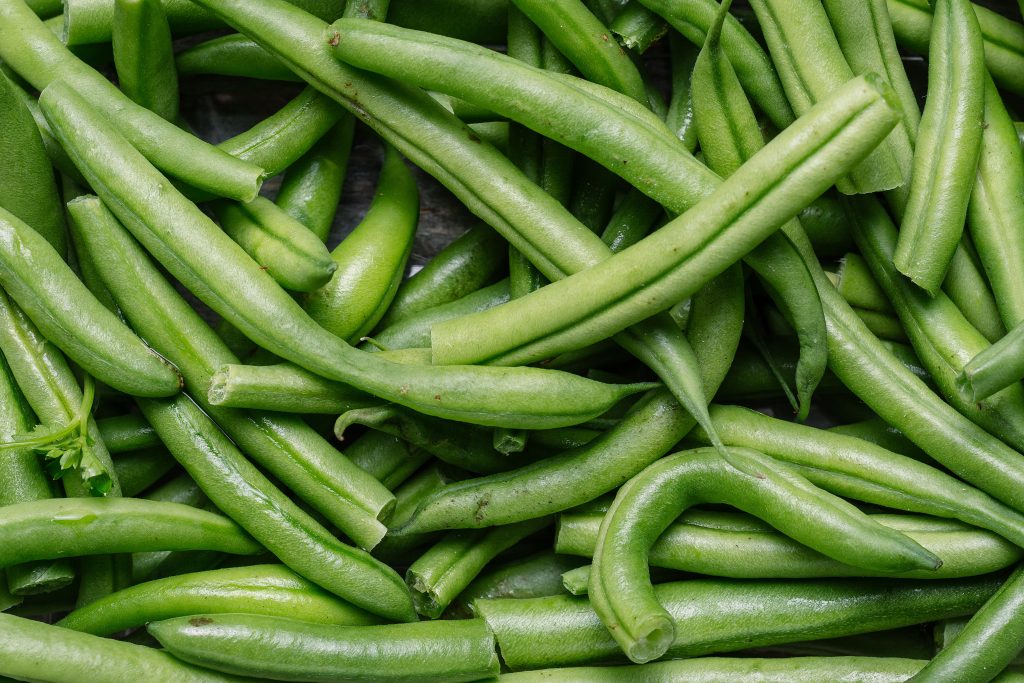 Close-up of fresh raw green beans, illustrating whether green beans are good for diabetics and their glycemic index.