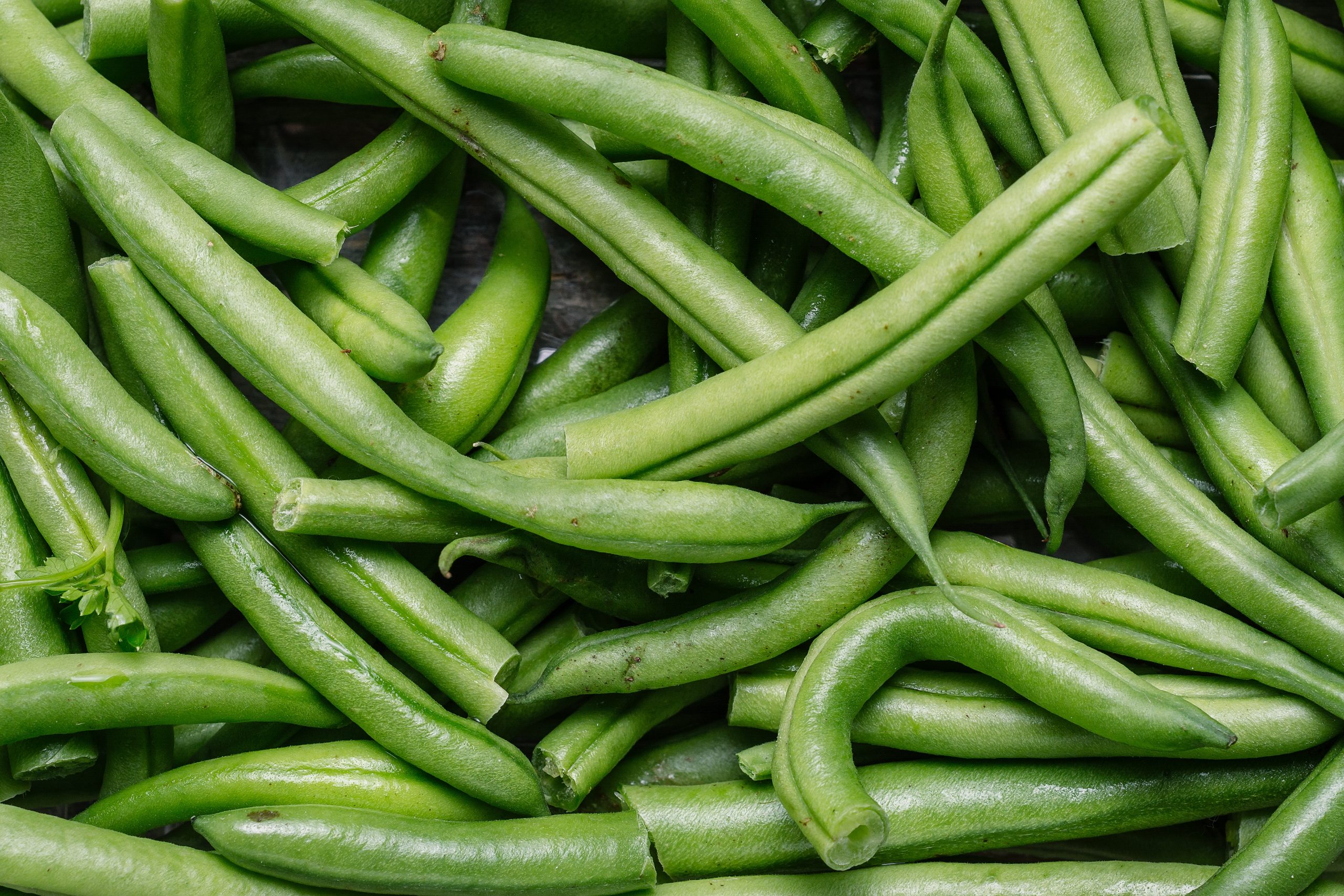 Close-up of fresh raw green beans, illustrating whether green beans are good for diabetics and their glycemic index.